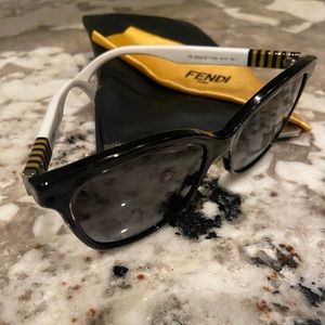 AUTHENTIC FENDI SUNGLASSES 😎